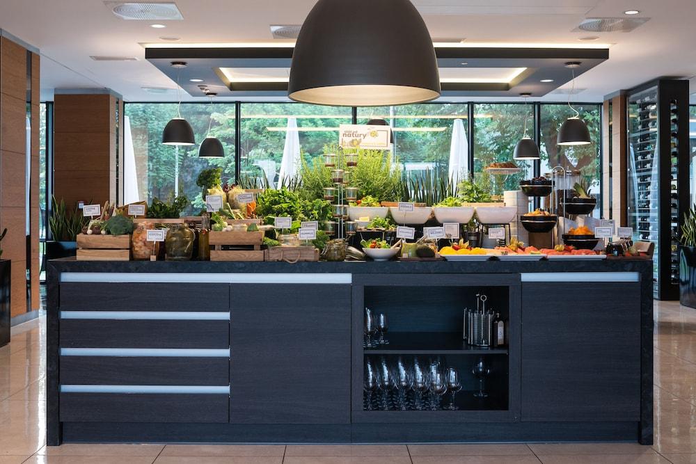 Q Hotel Plus คราคูฟ ภายนอก รูปภาพ
