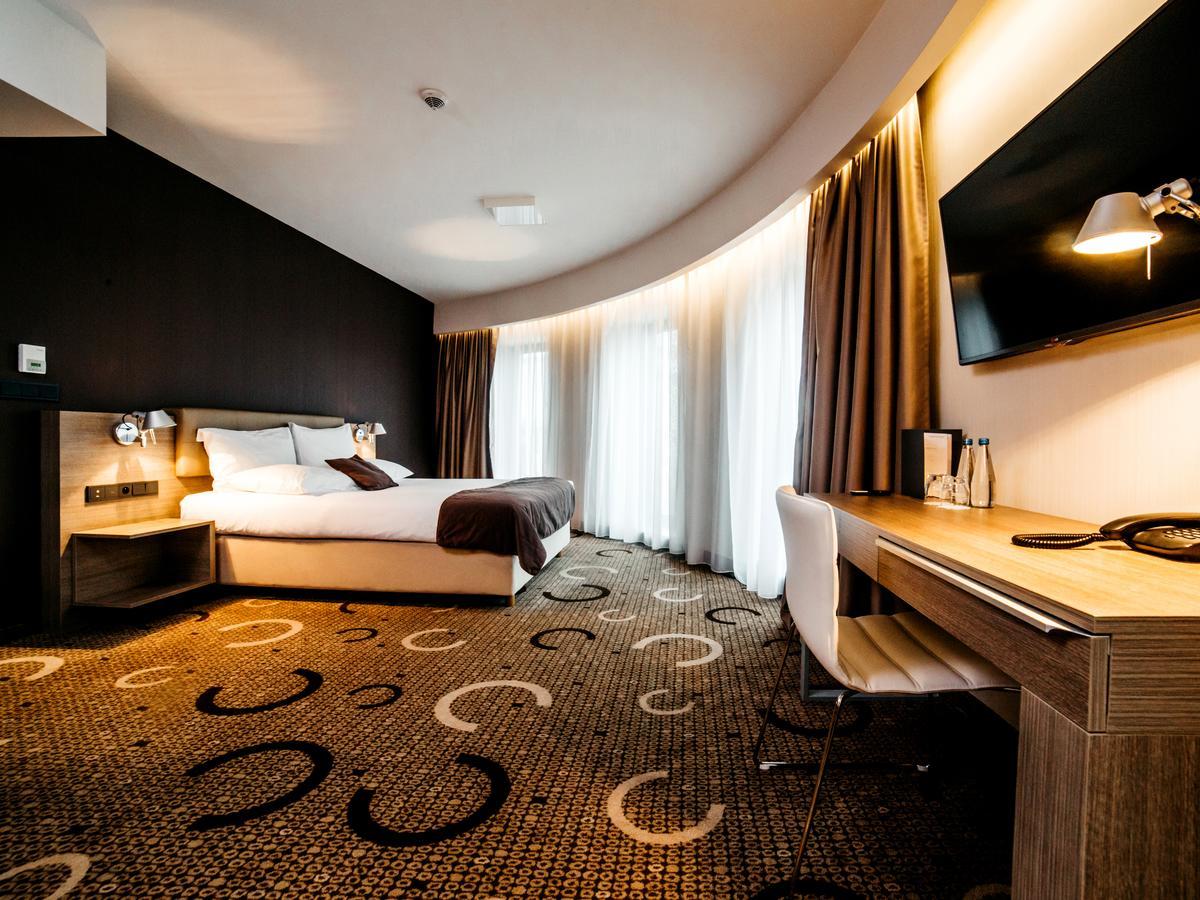 Q Hotel Plus คราคูฟ ภายนอก รูปภาพ